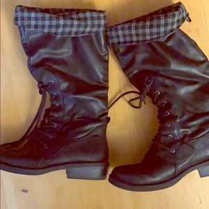 Size 9 boots in preowned condition
